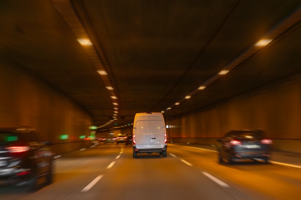 Carrinha de transporte exclusivo em túnel